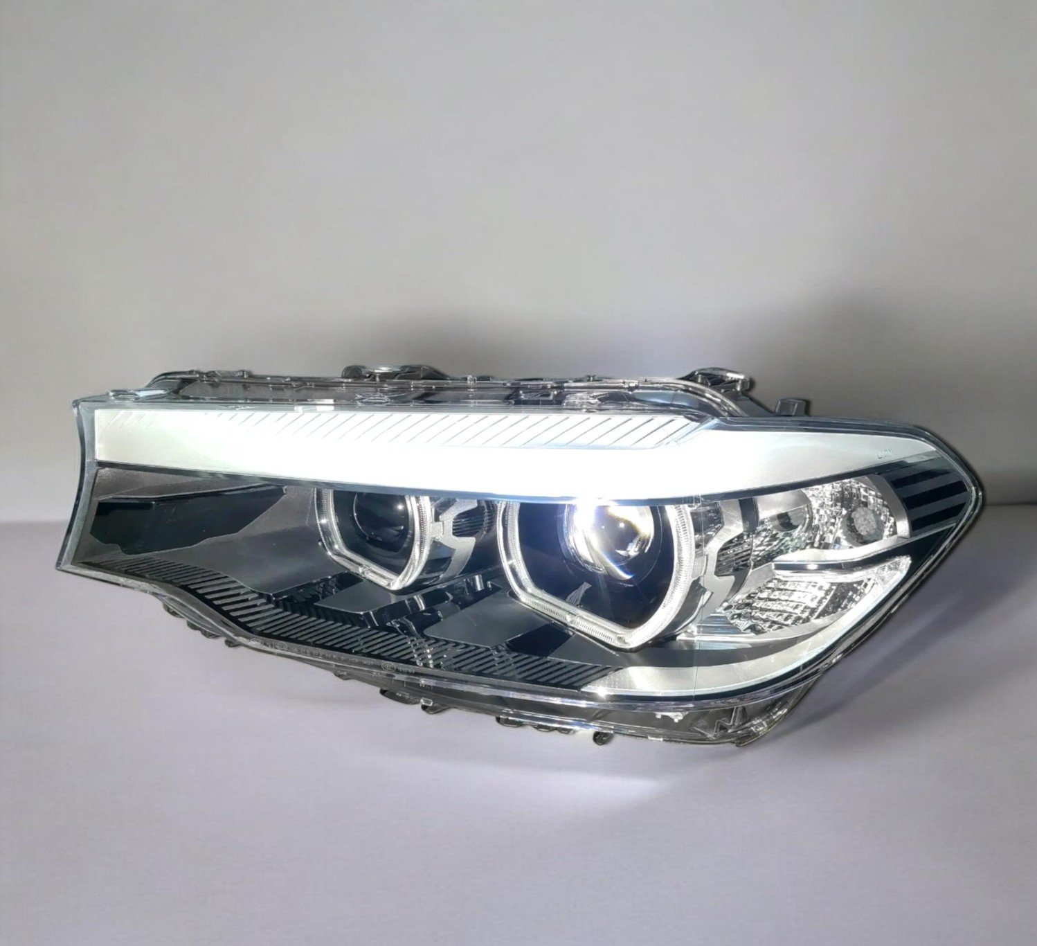 Phare avant droit LED d’origine reconditionné pour BMW Série 5 G30 / G38, avec ballast et ampoule xénon — photo principale