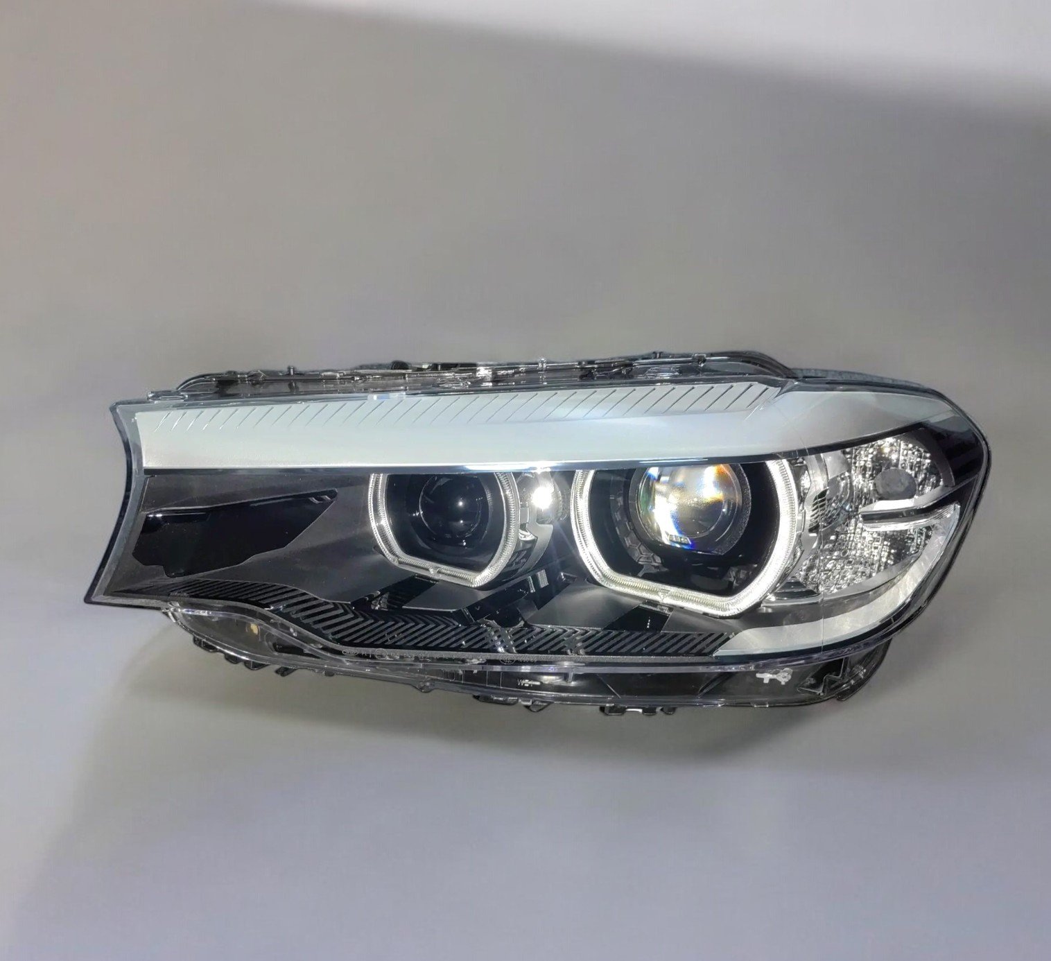 Phare avant droit LED d’origine reconditionné pour BMW Série 5 G30 / G38, avec ballast et ampoule xénon — vue 2