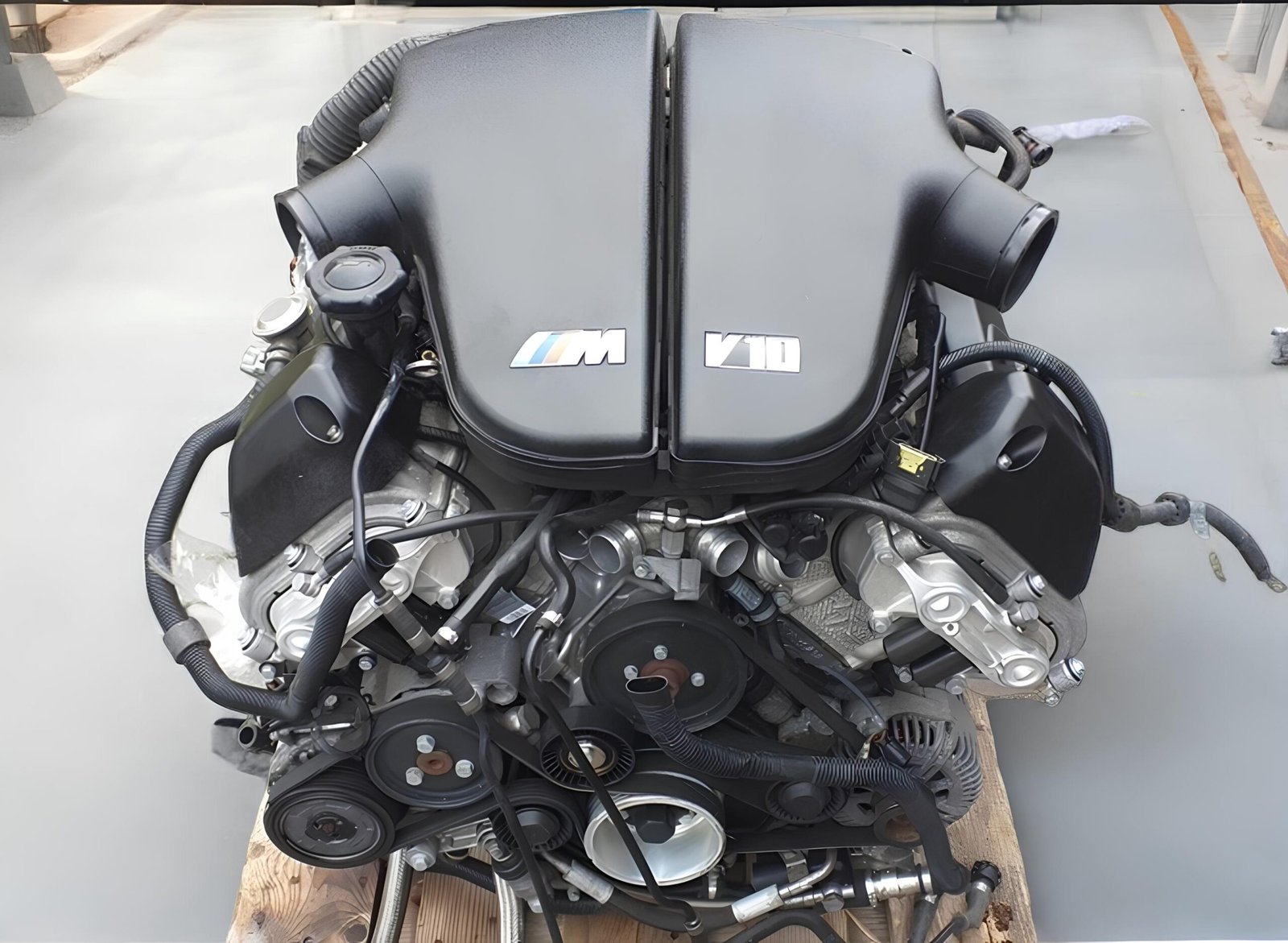 Moteur complet reconditionné BMW S85B50A pour M5 E60/E61 et M6 E63/E64 — photo principale