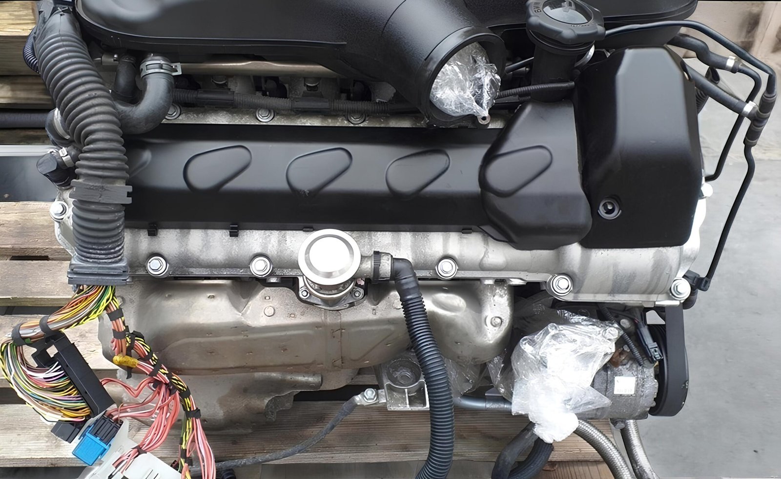 Moteur complet reconditionné BMW S85B50A pour M5 E60/E61 et M6 E63/E64 — vue 4